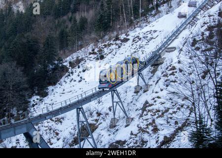 Stoos, Schweiz - 09. Februar 2022: Die einzigartige und innovative Standseilbahn nach Stoos in der Schweiz. Es ist die steilste Standseilbahn der Welt. I Stockfoto