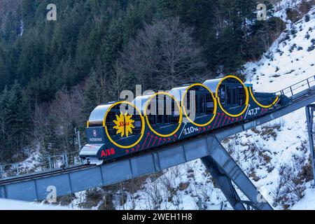 Stoos, Schweiz - 09. Februar 2022: Die einzigartige und innovative Standseilbahn nach Stoos in der Schweiz. Es ist die steilste Standseilbahn der Welt. I Stockfoto