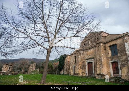 Die unbewohnte Stadt Roscigno Vecchio, eine Gasse des Dorfes im Herzen des Cilento-Nationalparks. Das Dorf ist ein wahrhaftiges Freilichtmuseum der Bauernkunst des letzten Jahrhunderts. Seit dem 19. Januar 2024 ist das Dorf Roscigno Vecchio aufgrund des Verschwindens seines einzigen Bewohners Giuseppe Spaguolo völlig unbewohnt geblieben. DSCF3308 Copyright: XAntonioxBalascox Stockfoto