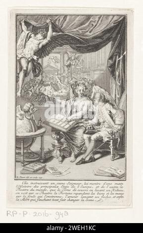 Allegorische Show mit Clio, Bernard Picart, 1732 Druck Ein junger Adliger sitzt neben Clio, der Muse der Geschichte. Mit der linken Hand zeigt sie auf ein Buch über die Geschichte Europas. Mit der anderen Hand zeigt sie auf die Szene im Hintergrund. Fortuna, Liebe und Tod fliegen über einer überschwänglichen Menge. Am Rand eine sechszeilige Beschriftung auf Französisch. Papierätzung/Gravur Clio (eines der Musen); Clio (Ripa). Glück, Glück, Los; „Fato“, „Fortuna“, 'Aurea Fortune', 'Good Luck', 'Peaceful Luck over Clemente', 'Fate' (Ripa). Tod als Skelett (+ Tod mit Scythe). Liebe Personifiziert Stockfoto