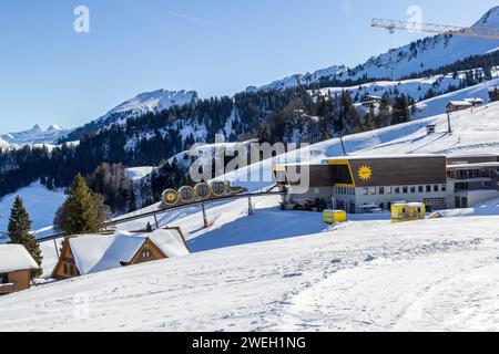 Stoos, Schweiz - 09. Februar 2022: Die einzigartige und innovative Standseilbahn nach Stoos in der Schweiz. Es ist die steilste Standseilbahn der Welt. I Stockfoto