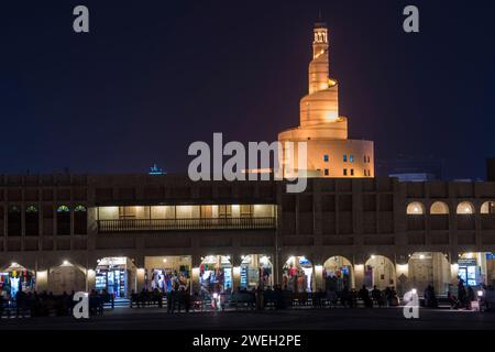 Doha, Katar, 22. April 2023: Nächtlicher Blick auf die traditionelle arabische Moschee-Architektur des Souq Waqif Markts. Stockfoto