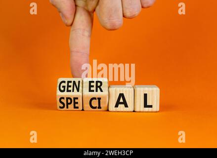 Allgemeines oder spezielles Symbol. Geschäftsmann verwandelt schöne Holzwürfel und ändert das Wort Special in General. Schöner oranger Tisch mit orangefarbenem Hintergrund. Stockfoto