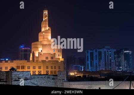 Doha, Katar, 22. April 2023: Nächtlicher Blick auf die traditionelle arabische Moschee-Architektur des Souq Waqif Markts. Stockfoto