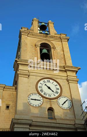 Ungewöhnlicher Glockenturm der Kathedrale von Valletta mit drei Uhren Stockfoto