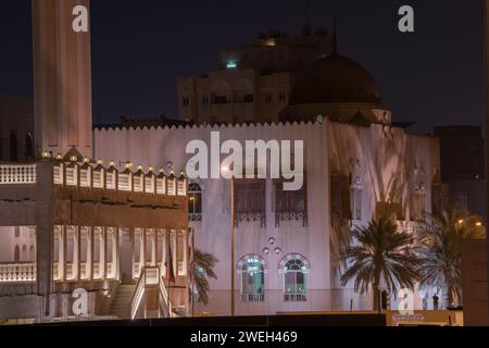 Doha, Katar, 22. April 2023: Nächtlicher Blick auf die traditionelle arabische Moschee-Architektur des Souq Waqif Markts. Stockfoto