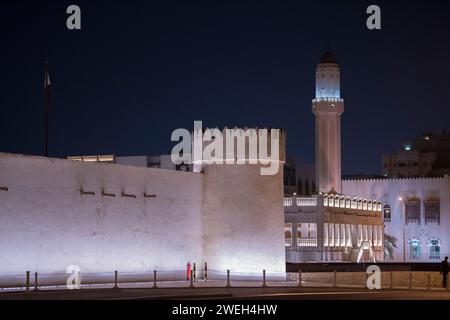 Doha, Katar, 22. April 2023: Nächtlicher Blick auf die traditionelle arabische Moschee-Architektur des Souq Waqif Markts. Stockfoto