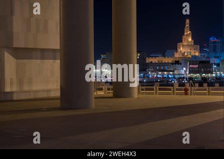 Doha, Katar, 22. April 2023: Nächtlicher Blick auf die traditionelle arabische Moschee-Architektur des Souq Waqif Markts. Stockfoto