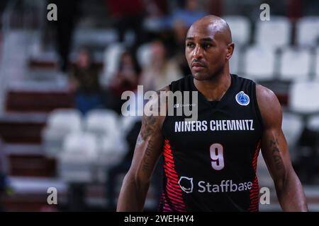 Varese, Italien. Januar 2024. DeAndre Lansdowne #9 von Niners Chemnitz sieht sich beim FIBA Europe Cup 2023/24 in der zweiten Runde Gruppe N Spiel zwischen Itelyum Varese und Niners Chemnitz in der Itelyum Arena an. Endrunde; Itelyum Varese 90 : 78 Niners Chemnitz. (Foto: Fabrizio Carabelli/SOPA Images/SIPA USA) Credit: SIPA USA/Alamy Live News Stockfoto