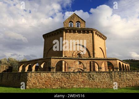 Die Kirche St. Maria von Eunate ist eine katholische Kirche aus dem 12. Jahrhundert mit romanischen Bauten, die etwa 2 km südöstlich von Muruzábal in Navarra liegt Stockfoto