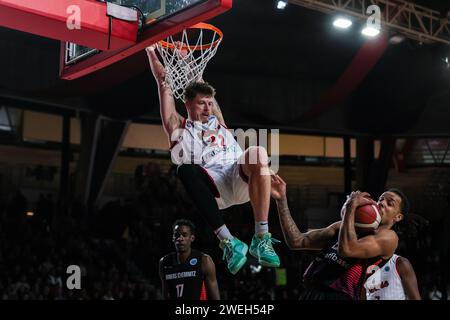 Varese, Italien. Januar 2024. Sean McDermott #22 von Itelyum Varese (L) dunks beim FIBA Europe Cup 2023/24 in der zweiten Runde Gruppenspiel zwischen Itelyum Varese und Niners Chemnitz in der Itelyum Arena. Endrunde; Itelyum Varese 90 : 78 Niners Chemnitz. (Foto: Fabrizio Carabelli/SOPA Images/SIPA USA) Credit: SIPA USA/Alamy Live News Stockfoto