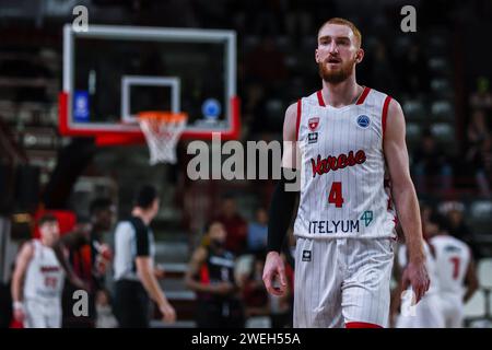 Varese, Italien. Januar 2024. Niccolo Mannion #4 von Itelyum Varese sieht beim FIBA Europe Cup 2023/24 in der zweiten Runde des Gruppenspiels N zwischen Itelyum Varese und Niners Chemnitz in der Itelyum Arena an. Endrunde; Itelyum Varese 90 : 78 Niners Chemnitz. (Foto: Fabrizio Carabelli/SOPA Images/SIPA USA) Credit: SIPA USA/Alamy Live News Stockfoto