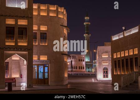 Doha, Katar, 22. April 2023: Nächtlicher Blick auf die traditionelle arabische Moschee-Architektur des Souq Waqif Markts. Stockfoto