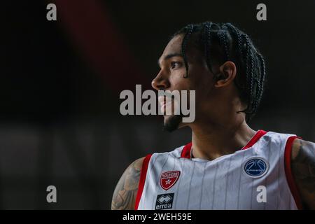 Varese, Italien. Januar 2024. Olivier Hanlan #21 von Itelyum Varese sieht sich beim FIBA Europe Cup 2023/24 in der zweiten Runde Gruppe N zwischen Itelyum Varese und Niners Chemnitz in der Itelyum Arena an. Endrunde; Itelyum Varese 90 : 78 Niners Chemnitz. (Foto: Fabrizio Carabelli/SOPA Images/SIPA USA) Credit: SIPA USA/Alamy Live News Stockfoto