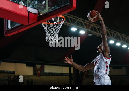 Varese, Italien. Januar 2024. Skylar Spencer #7 von Itelyum Varese dunks beim FIBA Europe Cup 2023/24 in der zweiten Runde Gruppenspiel zwischen Itelyum Varese und Niners Chemnitz in der Itelyum Arena. Endrunde; Itelyum Varese 90 : 78 Niners Chemnitz. (Foto: Fabrizio Carabelli/SOPA Images/SIPA USA) Credit: SIPA USA/Alamy Live News Stockfoto