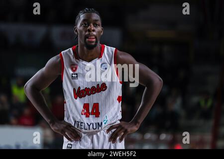 Varese, Italien. Januar 2024. Gabe Brown #44 von Itelyum Varese reagiert beim FIBA Europe Cup 2023/24 in der zweiten Runde der Gruppe N zwischen Itelyum Varese und Niners Chemnitz in der Itelyum Arena. Endrunde; Itelyum Varese 90 : 78 Niners Chemnitz. (Foto: Fabrizio Carabelli/SOPA Images/SIPA USA) Credit: SIPA USA/Alamy Live News Stockfoto