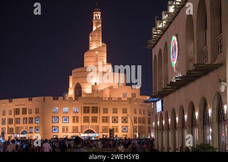 Doha, Katar, 22. April 2023: Nächtlicher Blick auf die traditionelle arabische Moschee-Architektur des Souq Waqif Markts. Stockfoto