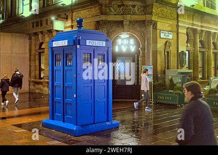 Glasgow, Schottland, Großbritannien. Januar 2024. Das Evy Restaurant, Einheimische im Stadtzentrum auf der stilvollen buchanan Street bei Nacht. Nachtbusse, die das Nachtleben unterstützen, inmitten von Kontroversen über die Einstellung des Dienstes, Überfüllung und Ärger, sehen ein geschäftigeres Stadtzentrum. Credit Gerard Ferry/Alamy Live News Stockfoto