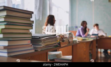 Stapel von Büchern und Notizbüchern in der Lehrerlounge der Schule. Stockfoto