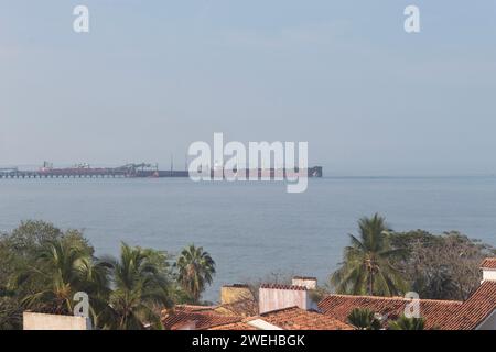 Ein Kohlehafen mitten im karibischen Meer in santa marta City in kolumbien Stockfoto