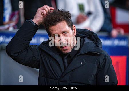 Madrid, Madrid, Spanien. Januar 2024. Diego Pablo Simeone, Cheftrainer von Atletico Madrid, war vor dem Fußballspiel zu sehen, das für das Viertelfinale des Copa del Rey Turniers zwischen Atletico Madrid und Sevilla im Estadio Metropolitano in Madrid, Spanien, gültig war. (Kreditbild: © Alberto Gardin/ZUMA Press Wire) NUR REDAKTIONELLE VERWENDUNG! Nicht für kommerzielle ZWECKE! Stockfoto