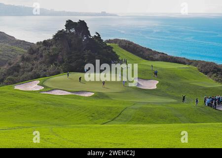 San Diego, Kalifornien, USA. Januar 2024. Golfer auf dem landschaftlich reizvollen 15. Loch während der zweiten Runde der Farmers Insurance Open in Torrey Pines North in San Diego, Kalifornien. Justin Fine/CSM/Alamy Live News Stockfoto