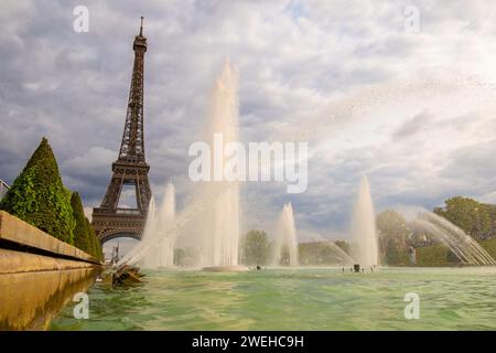 Paris, Frankreich - 29. August 2023: Eiffelturm von Trocadero-Brunnen aus gesehen an einem bewölkten Tag. Fotografie in Paris. Stockfoto