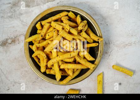 Methi Para: Indische herzhafte Snacks mit Bockshornkleeblättern und Kichererbsenmehl, selektiv fokussiert Stockfoto