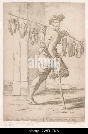 Schuhverkäufer, 1660 drucken Einen verkrüppelten Mann, der mit einem Hocker geht, mit einem langen Stock über der linken Schulter, an dem Schuhe hängen. Italienisch frisch am unteren Rand. Papierätzschuhe, Sandalen. Person mit einer körperlichen Behinderung. Krücken. Straßenhändler Stockfoto