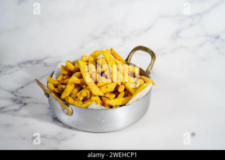 Methi Para: Indische herzhafte Snacks mit Bockshornkleeblättern und Kichererbsenmehl, selektiv fokussiert Stockfoto