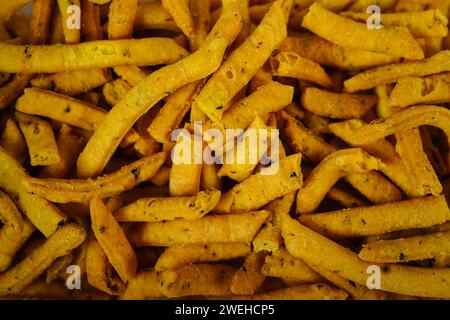 Methi Para: Indische herzhafte Snacks mit Bockshornkleeblättern und Kichererbsenmehl, selektiv fokussiert Stockfoto