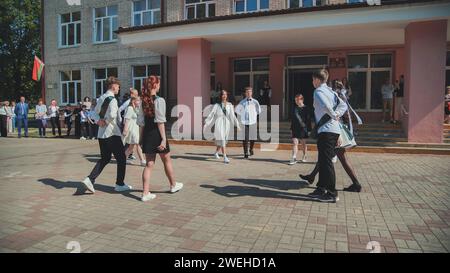 Beresowka, Weißrussland - 31. Mai 2023: Belarussische Absolventen tanzen am Tag des Abschlusses einen Walzer. Stockfoto