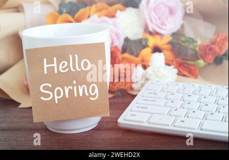 Haftnotiz auf einer Tasse Kaffee mit Text Hello Spring Stockfoto