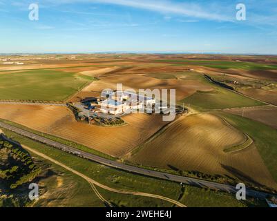 Aus der Vogelperspektive auf ein Weingut am Rande der spanischen Stadt Rueda in Valladolid, berühmt für seine Weinberge und Weine. Stockfoto