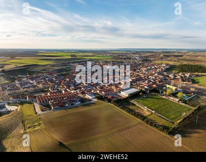 Aus der Vogelperspektive auf die spanische Stadt Rueda in Valladolid mit ihren berühmten Weinbergen und Weingütern. Stockfoto