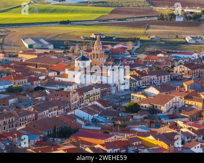 Aus der Vogelperspektive auf die spanische Stadt Rueda in Valladolid mit ihren berühmten Weinbergen und Weingütern. Stockfoto