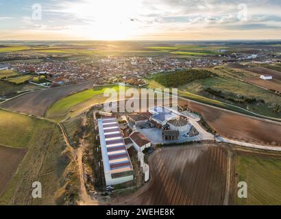 Aus der Vogelperspektive auf die spanische Stadt Rueda in Valladolid mit ihren berühmten Weinbergen und Weingütern. Stockfoto