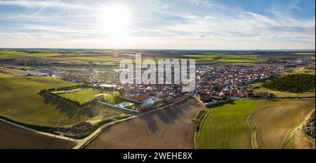 Aus der Vogelperspektive auf die spanische Stadt Rueda in Valladolid mit ihren berühmten Weinbergen und Weingütern. Stockfoto