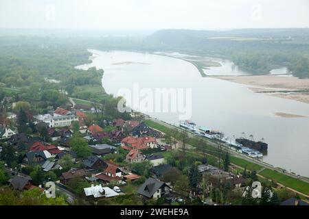 Der regnerische Blick auf die historische Stadt Kazimierz Dolny und die Weichsel im Frühling (Polen). Stockfoto