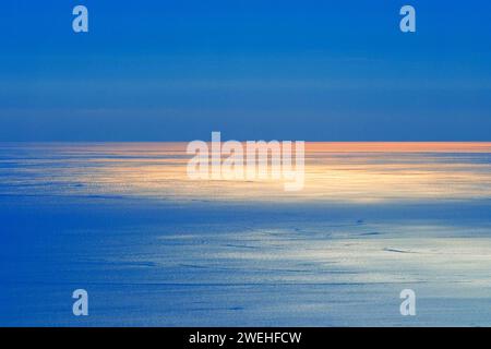 Rote Abendsonne spiegelte sich auf dem Meer Stockfoto
