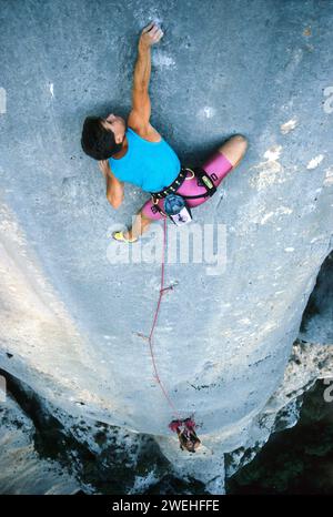 Christoph Bucher, ein professioneller Kletterer aus den 1980er und 90er Jahren, bestieg eine Route der 10. Klasse in der Gorge du Verdon, Frankreich, Modellveröffentlichung auf Anfrage Stockfoto