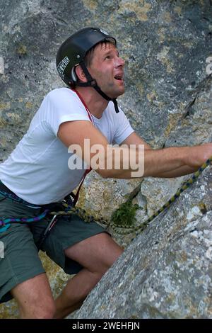 Ein junger Kletterer Gerät mitten in der Mauer in Panik, Donaufelsen bei Beuron, Baden-Württemberg, Deutschland, Europa Stockfoto