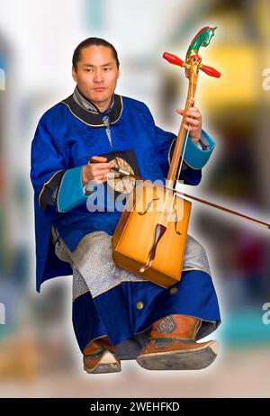 Ein Musiker aus der Mongolei mit einem Morin-Khuur-Instrument und in bunten Trachten spielt in München, Bayern, Deutschland Stockfoto