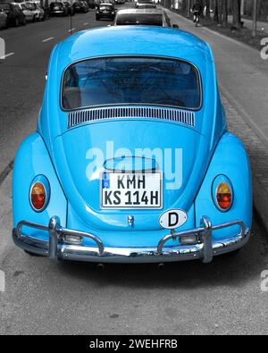 Heck eines hellblauen VW Volkswagen Käfers am Straßenrand geparkt, das Nummernschild, das Nummernschild, die Anfangsbuchstaben, Abkürzung platzieren Stockfoto