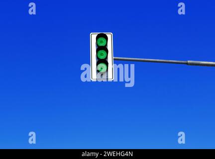 Die deutsche Ampel zeigt dreimal grün, wie in einem Formel-1-Rennen, was die Bewegungsfreiheit symbolisiert Stockfoto