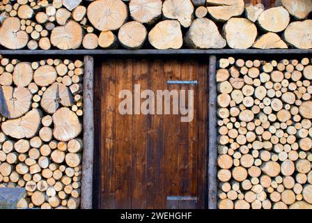 Malerischer Holzhaufen, mehr zur Dekoration, gesägte Baumstämme, auf einer Holzhütte bei Garmisch-Partenkirchen, Bayern Stockfoto