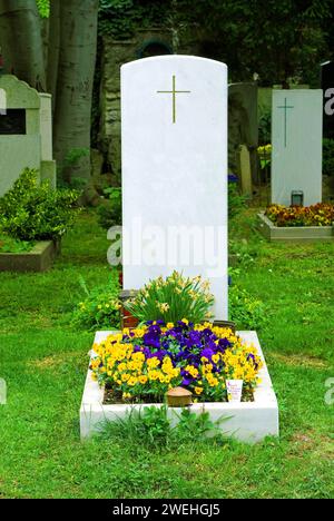 Ein weißer Grabstein auf dem Friedhof München Ostfriedhof, die Inschrift wurde per Computer entfernt, Bayern Stockfoto