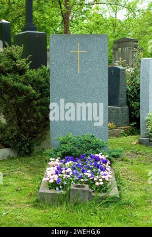 Ein grauer Grabstein auf dem Friedhof München Ostfriedhof, die Inschrift wurde per Computer entfernt, Bayern Stockfoto