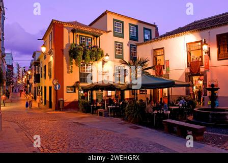 Restaurant La Placeta in Santa Cruz de la Palma bei Nacht, Sonnenuntergang, blaue Stunde, La Palma, Kanarische Inseln, Spanien Stockfoto