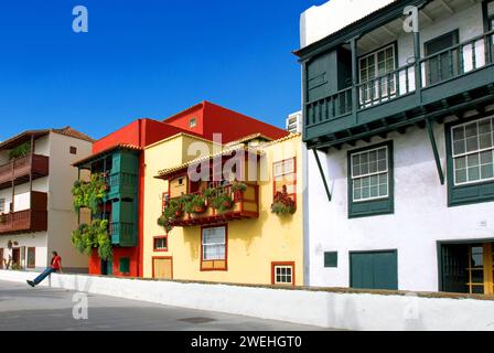 Alte Häuser mit malerischen Balkonen an der Strandpromenade von Santa Cruz de la Palma, La Palma, Kanarischen Inseln, Spanien Stockfoto